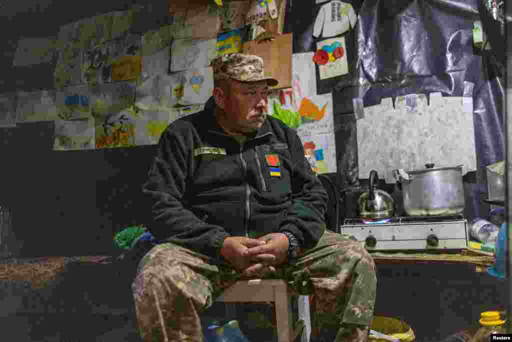 Egy veterán ukrán katona teát főz állomáshelyén, Mikolajiv mellett