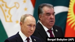 Президент России Владимир Путин (слева) и президент Таджикистана Эмомали Рахмон на саммит Шанхайской организации сотрудничества (ШОС) в Самарканде, Узбекистан, 16 сентября 2022 г.