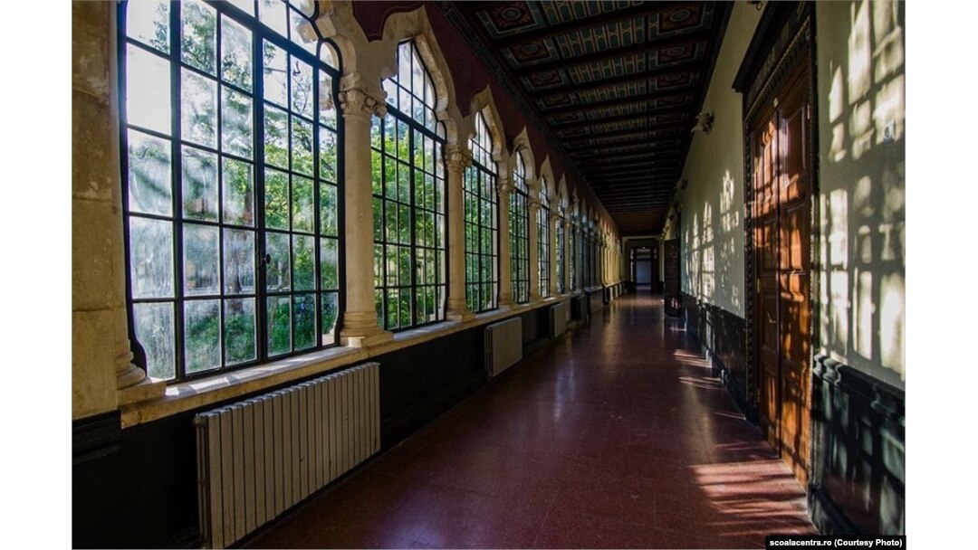 Colegiul Național Școala Centrală este una din cele mai căutate școli din Capitală. Trei eleve au ajuns la spital după ce au fumat o țigară cu substanțe care le-au provocat stări de rău.