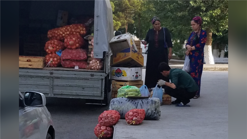 Balkanda gök önümler gymmatlaýar, ýerli daýhanlar önüm ýetişdirmekde kynçylyk çekýär