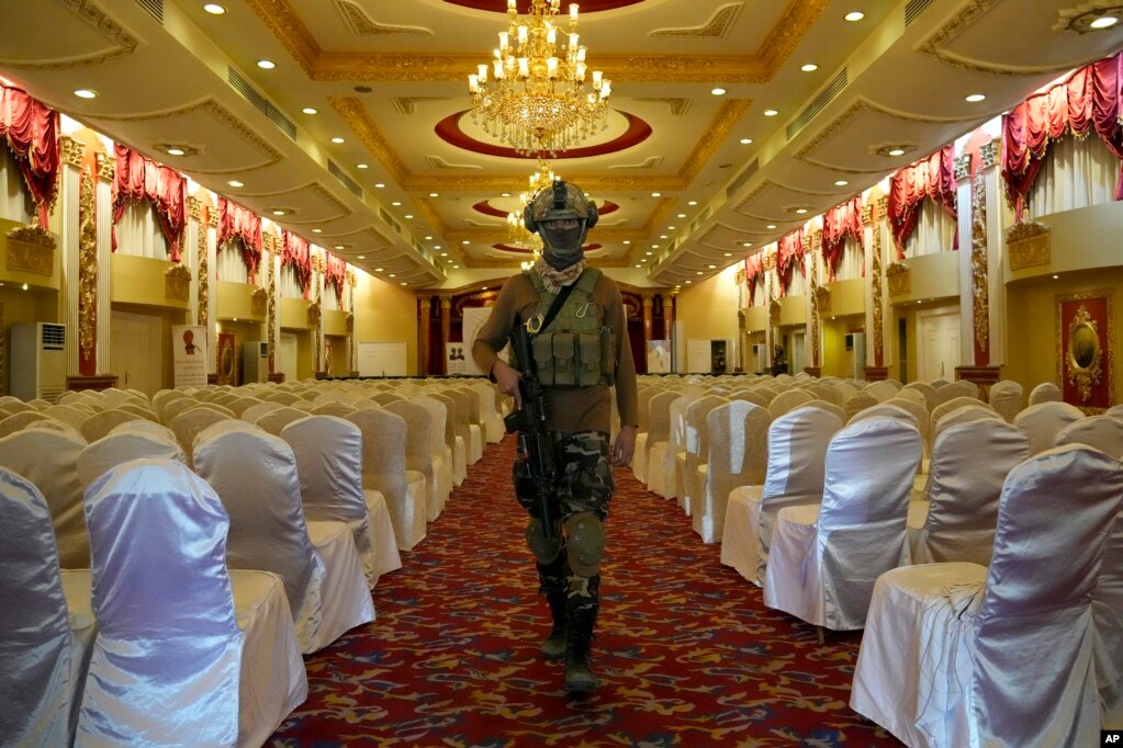 Një luftëtar taliban duke bërë inspektime sigurie më 19 shtator në sallën ceremoniale në Hotelin Intercontinental në Kabul, në pritje të njoftimit për lirimin nga burgu amerikan të Bashir Noorzait, një bos famëkeq droge që shkëmbehet me kontraktorin e rrëmbyer amerikan, Mark Frerichs.