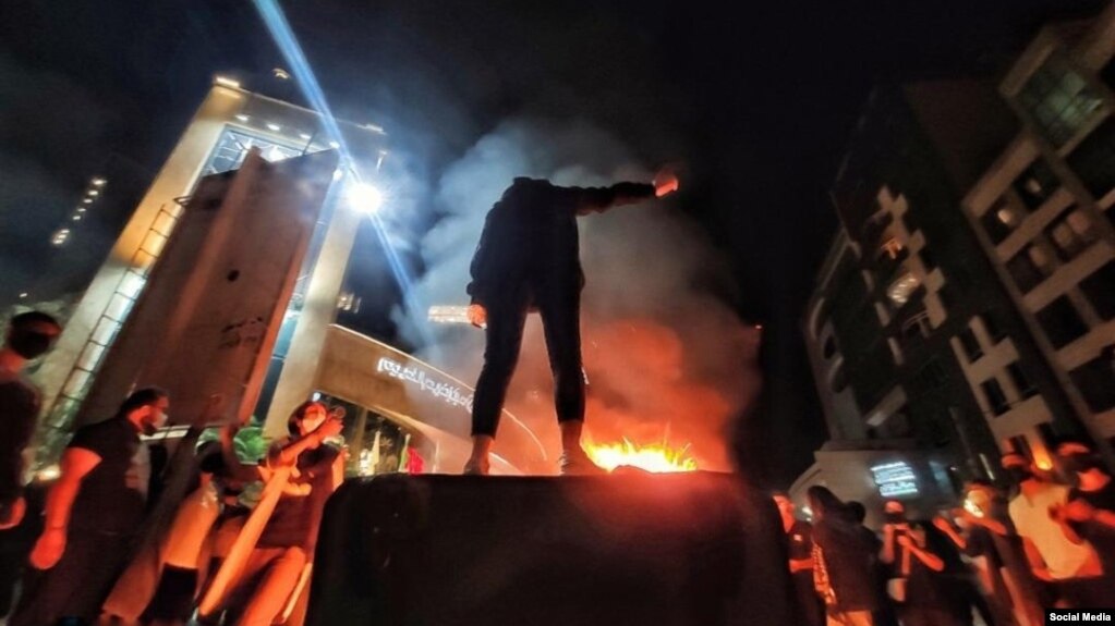 نمایی از اعتراض‌ها در مقابل مرکز خرید پالادیوم در تهران