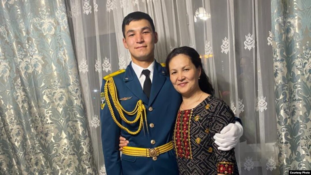 Дастан Анарбеков апасы Сауле Иманалиева менен.