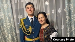 Дастан Анарбеков с мамой Сауле Иманалиевой.