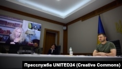 Барбра Стрейзанд на видеосвязи с Владимиром Зеленским. Фото UNITED24