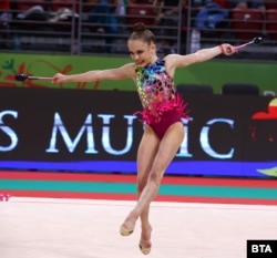  Стилияна Николова по време на съчетанието си във финала с бухалки по време на 39-тото Световно състезание по художествена гимнастика в зала Арена Армеец. 