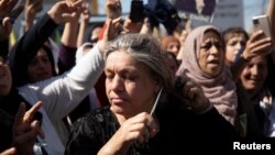 یک زن کرد سوری در اعتراض به جان باختن مهسا امینی موهای خود را قیچی می‌کند