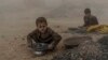 دو تن از کودکان یک خانواده بی‌بضاعت افغان که در شرایط دشوار در یکی از داش‌های خشت کارهای شاقه می‌کنند.