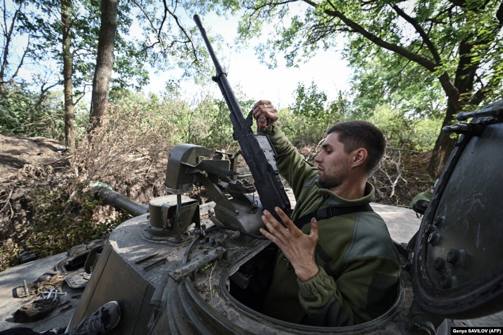 Një ushtar ukrainas duke punuar në një obus vetëlëvizës 2S3 Akatsiya, në rajonin e Mikolajivit.