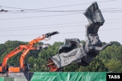 Снос советского памятника освободителям Риги, 24 августа 2022 года