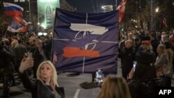 Slovo 'z' kao prepoznatljiv znak vojnika Rusije u Ukrajini nacrtan na NATO zastavi u Beogradu, na protestima desničara u znak podrške ruskoj invaziji na Ukrajinu, mart 2022. 
