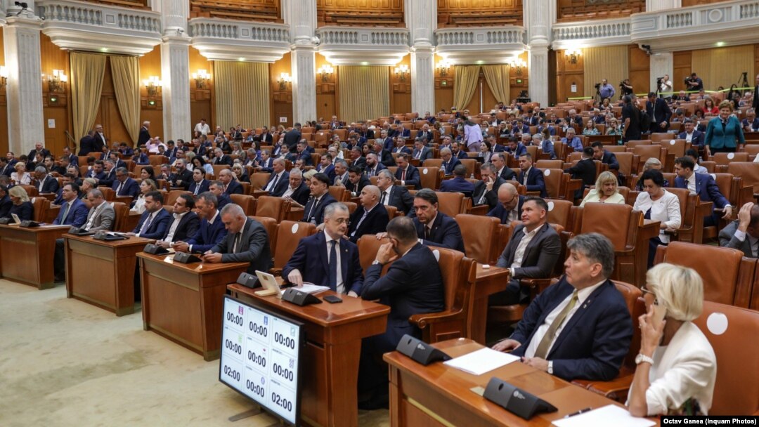 Copreședintele Asociației Inițiativa pentru Justiție, procurorul B. Pîrlog, avertizează că președintele Iohannis și parlamentarii au adoptat legi fără să le înțeleagă implicațiile. Între timp, Senatul vrea să cumpere 22 de limuzine de câte 250 de cai putere. Foto: 1 sept. 2022. 