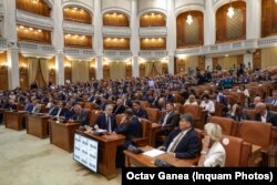 Decizia de a majora salariile oficialilor din administrația centrală și locală a aparținut Senatului României.