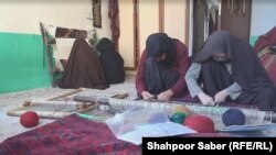 دو تن از زنان قالین باف هرات 