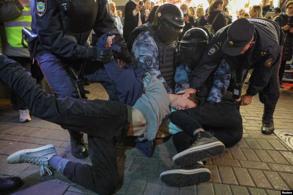 Oficerët e policisë ruse duke arrestuar burra gjatë një tubimi në Moskë pasi aktivistët e opozitës bënë thirrje për protesta në rrugë kundër mobilizimit të rezervistëve të urdhëruar nga presidenti Vladimir Putin, më 21 shtator.