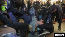 Поліція затримує протестувальників на акціях проти мобілізації в Москві, Росія, 21 вересня 2022 року