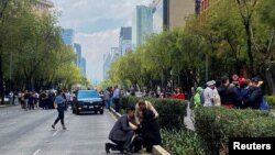 Ljudi na ulicama Mexico Cityja nakon snažnog potresa, 19. septembar 2022.