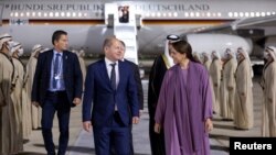 Министерката за климатски промени и животна средина на ОАЕ Марјам Ал Мухаири го пречека германскиот канцелар Олаф Шолц на аеродромот во Абу Даби на 24 септември 2022