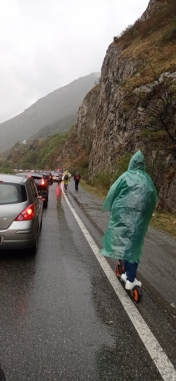 Люди едут к КПП на границе с Грузией. Северная Осетия. 24 сентября 2022 года