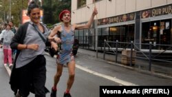 Učesnik Evroprajda iz Turske (L) je na fotografiji koja je kružila društvenim mrežama podigao haljinu kada je kolona prolazila pored crkve, Beograd, 17. septembar 2022.
