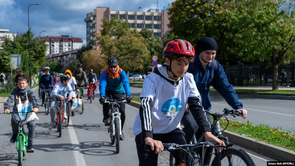 Dita Botërore pa Makina u shënua me një tur me biçikleta nëpër rrugët e kryeqytetit, duke përçuar mesazhe për ruajtjen e mjedisit nga ndotja që lirojnë automjetet.