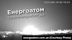 Момент вибуху російської ракети при нічному обстрілі 19 вересня 2022 року Південноукраїнської атомної станції