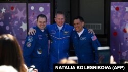 Астронавт НАСА Френк Рубіо (праворуч) і російські космонавти Сергій Прокоп’єв (справа) і Дмитро Петелін, члени основного екіпажу Експедиції 68 Міжнародної космічної станції (МКС) перед стартом на орбіту. 21 вересня 2022 року Росія орендувала космодром Байконур у Казахстані.