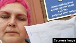 Жительница города Темиртау Сания Зверева перед зданием суда в Караганде. 26 сентября 2022 года