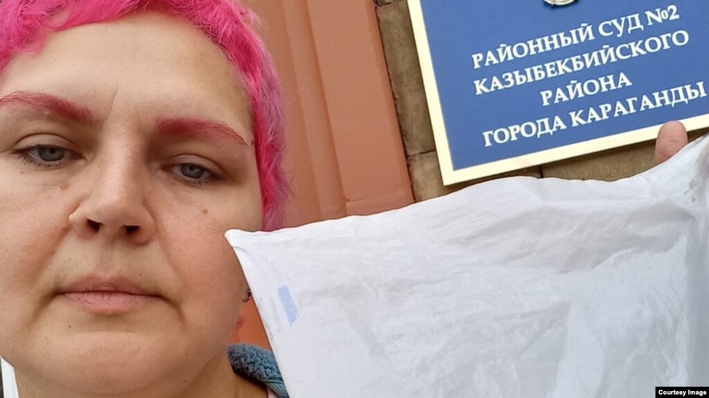 Жительница города Темиртау Сания Зверева перед зданием суда. Караганда, 26 сентября 2022 года