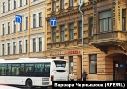 Автобус для мобилизованных у военкомата Адмиралтейского и Кировского районов в Петербурге