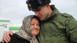 Грозний. Мати та син у військовому комісаріаті Чечні перед відправкою новобранців осіннього призову до місця служби (ілюстративне фото)