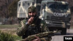 Боец из подразделения «Ахмат» российского «СОБРа» во время патрулирования захваченного Россией украинского Мариуполя