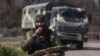 Боєць із підрозділу «Ахмат» російського «СОБРу» під час патрулювання захопленого Росією українського Маріуполя