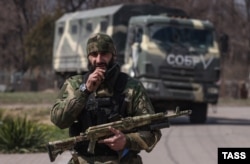 Кадыровец во время патрулирования одной из улиц Мариуполя. Иллюстрационное фото