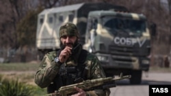 Маріуполь. Російській боєць СОБРу «Ахмат» під час патрулювання однієї з вулиць міста