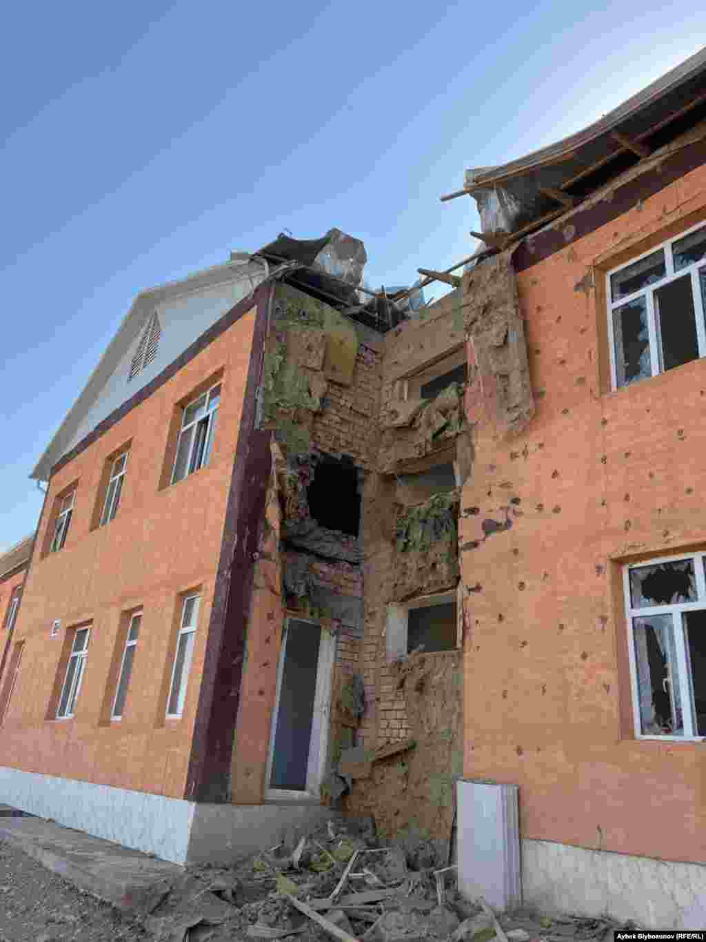 Поврежденное здание в селе Максат (Баткенская область). 