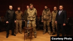 В ОПУ кажуть, що процес звільнення командирів «Азову» був дуже складним. І цих п’ятьох військових було звільнено через обмін на 55 російських полонених