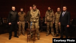 П’ятеро звільнених з полону командирів «Азову»