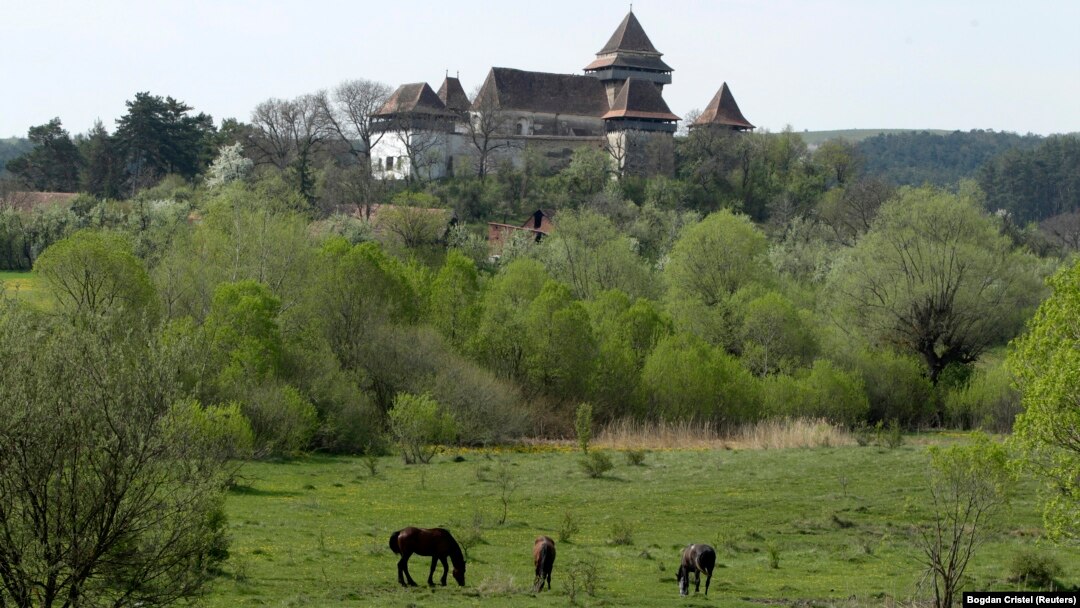Situl rural Viscri (cu biserică fortificată), care l-a fermecat pe Regele Charles încă de acum două decenii, este inclus din 1999 pe lista patrimoniului mondial UNESCO, alături de alte șapte sate din Transilvania.