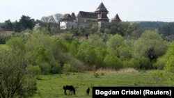 Situl rural Viscri (cu biserică fortificată), care l-a fermecat pe Regele Charles încă de acum două decenii, este inclus din 1999 pe lista patrimoniului mondial UNESCO, alături de alte șapte sate din Transilvania.