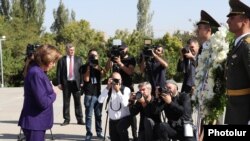 Armenia - U.S. House Speaker Nancy Pelosi lays a wreath at the Armenian Genocide Memorial in Yerevan, September 18, 2022.