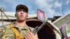 Një ushtar merr pjesë në ceremoninë e varrimit më 18 shtator të një ushtari të vrarë kirgiz në luftimet e fundit. 