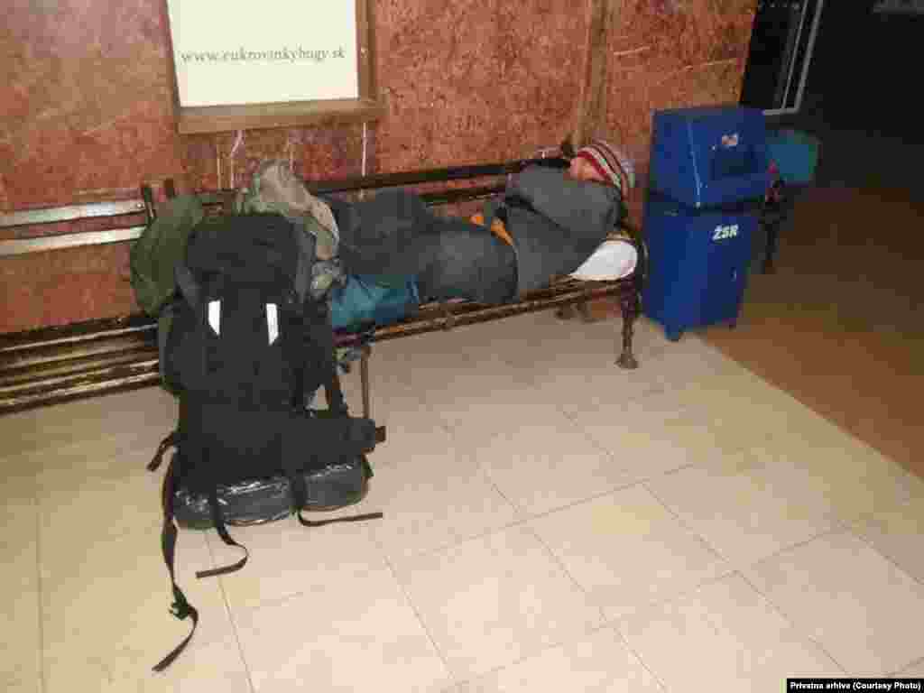 Na proputovanju kroz Niske Tatre u Slovačkoj pratilo ih je hladno vreme. Spas su pronašli na železničkoj stanici