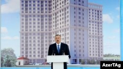 Predsednik Alijev promoviše projekat stambenog bloka za novinare
