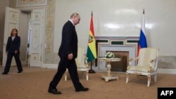 Președintele rus Vladimir Putin se îndreaptă spre întâlnirea cu unul din cei mai importanți oaspeți ai Forumului Economic de la St. Petersburg, președintele Boliviei, Luis Arce. Occidentul boicotează în general evenimentul. 