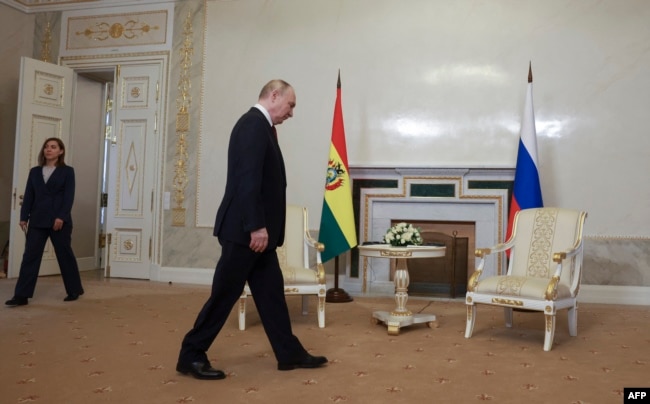 Владимир Путин в ожидании встречи с президентом Боливии. 6 июня 2024 года, Петербург