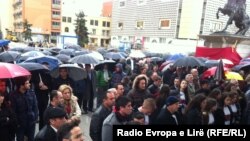 Qytetarët në qendër të Prishtinës e ndjekin ekranin e madh televiziv gjatë vendimit të gjykatës së Hagës për lirimin e Haradinajt, Brahimajt dhe Balajt