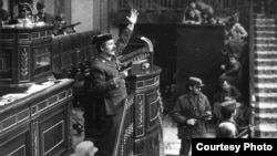 Жандармы захватывают Парламент в ходе попытки военного мятежа. 1981.