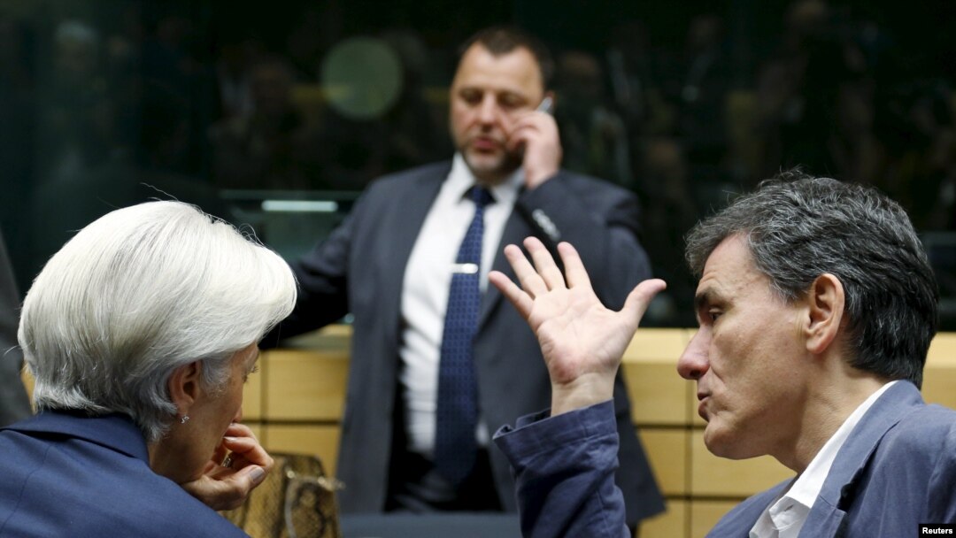 Глава МВФ Кристин Лагард бесебует с министром финансов Греции Эвклидом Цакалотосом (Брюссель, 12 июля 2015 года)