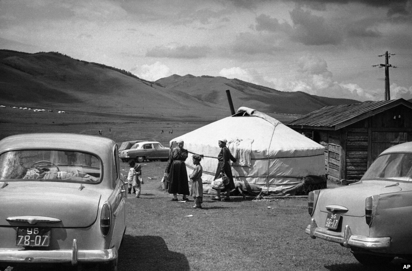 Makina të prodhimit sovjetik jashtë Ulan Batorit më 1961.